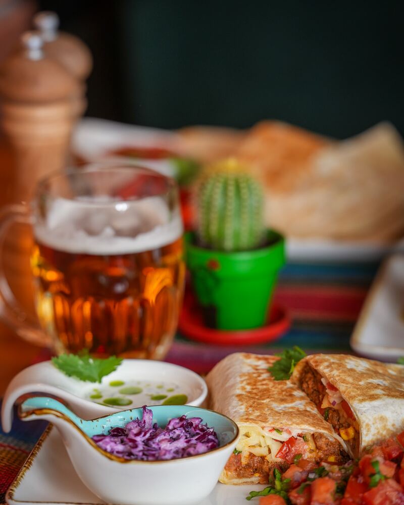 Burrito z pico de gallo, coleslaw i piwo lane