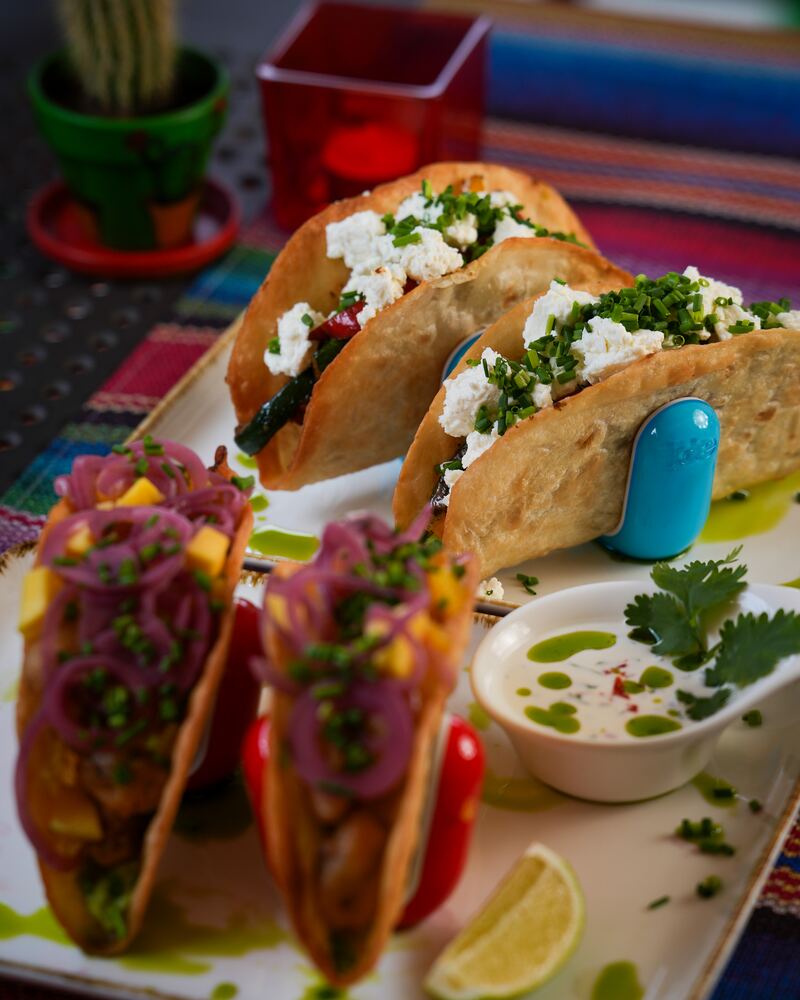 Półmisek tacos z serem feta, marynowaną cebulą i sosem