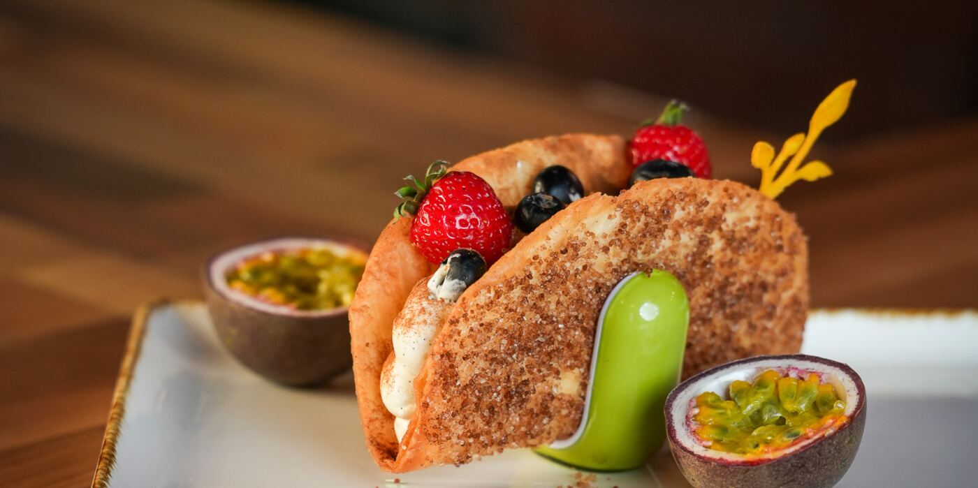 Taco Dulce z kremem waniliowym i owocami, obok marakuja