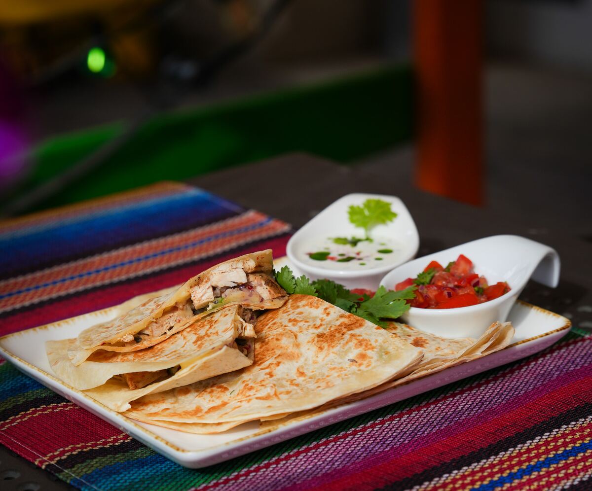 Quesadilla na pszennej tortilli z salsą i sosem