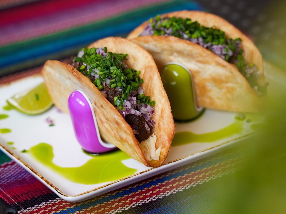 Taco Birria z duszoną wołowiną i szczypiorkiem