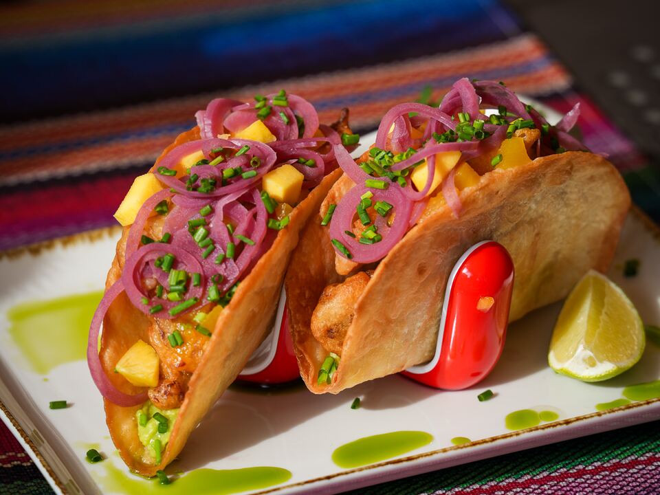 Taco De Pescado z dorszem, mango i marynowaną cebulą